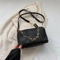 Borsa baguette nera intrecciata con catena a fiori dorati e tracolla in pelle - Nero