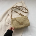 Borsa a tracolla in paglia beige con cinturino in pelle e catena dorata floreale - Marrone chiaro
