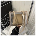 Detalle del bolso tote de PVC transparente con neceser interior extraíble de cuero beige - Caqui