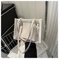 Detalle del bolso tote de PVC transparente con asas de cuero blanco y bolsa interior a juego - Blanco