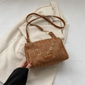 Borsa a tracolla in paglia marrone con catena a fiori dorati e cinturino in pelle - Marrone scuro