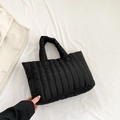 Borsa tote imbottita trapuntata nera minimalista con strisce verticali e manici corti - Nero