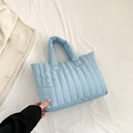 Borsa tote trapuntata celeste con imbottitura morbida e cuciture verticali - Blu