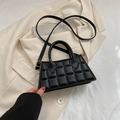 Schwarze gesteppte Handtasche aus PU-Leder mit goldener Hardware und Umhängegurt - Schwarz
