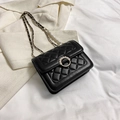 Elegante schwarze Stepptasche mit Perlenschnalle und gewebtem Leder-Kettenriemen - Schwarz