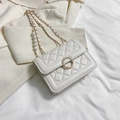 Weiße Stepptasche mit Perlenschnalle und perlenbesetztem Kettenschulterriemen - Weiß