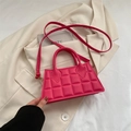 Mini-Umhängetasche in Pink mit quadratischer Prägung und eleganten Goldbeschlägen - Rosarot