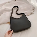 Bolso de hombro media luna negro minimalista en cuero mate con estilo elegante - Negro