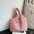 Sac à main rose clair à texture bulles avec anse plissée et design minimaliste épuré - Rose