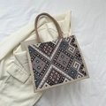 Ethno-Tasche mit bunten geometrischen Mustern und gewebten braunen Griffen - Schwarz