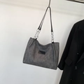 Borsa tote grigia capiente alla moda con tracolla a catena e patch in pelle - Nero