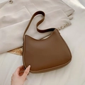 Bolso de hombro minimalista marrón oscuro en forma de media luna con hebilla ajustable - Marrón