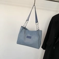 Borsa tote celeste capiente in pelle scamosciata opaca con tracolla a catena - Azzurro