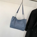 Borsa tote capiente blu nebbia con tracolla in pelle e catena in metallo argentato - Blu scuro