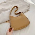 Bolso de hombro minimalista color caqui sobre blazer beige estilo a la moda - Caqui