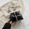 Schwarze Mini-Beuteltasche mit Krokodilprägung, Silberkette und Perlenverzierung - Schwarz