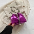 Lilane Metallic-Eimertasche mit Krokoprägung, Silberkette und Perlen am Kordelzug - Rosarot