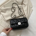 Sac bandoulière matelassé noir avec chaîne et coutures triangulaires sur veston - Style Matelassé Triangulaire / Noir