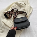 Petit sac à bandoulière noir effet crocodile avec large sangle jacquard mode - Noir