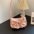 Borsa a tracolla rosa di tendenza con grande fiocco e catena di perle e fiori - Rosa