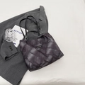 Sac fourre-tout gris foncé à carreaux chic sur un costume gris avec magazine - Noir