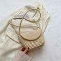 Borsa a tracolla in paglia beige alla moda con fibbia dorata su un blazer sobrio - Bianco Riso (Senza Ciondolo)