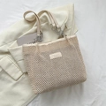 Beige gewebte Tragetasche mit silbernen Kettenriemen und rechteckigem Lederpatch - Weiß