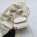 Sac à bandoulière blanc en similicuir crocodile avec une large sangle orange lettrée - Blanc