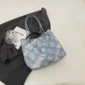 Sac fourre-tout matelassé bleu clair tie-dye avec bandoulière chaîne et étiquette - Bleu