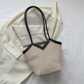 Borsa tote intrecciata beige con finiture nere a contrasto e tracolla sottile elegante - Nero