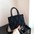 Bolso cuadrado negro minimalista con bordes de flecos texturizados y correa bandolera - Negro