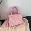 Bolso bandolera rosa con textura de tela deshilachada y detalles en metal dorado - Rosa
