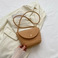 Borsa a tracolla intrecciata marrone con bottone a pressione dorato su blazer crema - Cachi (Senza Ciondolo)