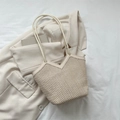 Elegante borsa tote intrecciata color crema con scollo a V e spalline sottili - Bianco