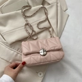 Sac bandoulière chic rose clair matelassé avec surpiqûres en V et chaîne argentée - Style Matelassé / Rose