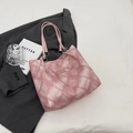 Sac fourre-tout matelassé rose avec étiquette mode et poignée à chaîne argentée - Rose
