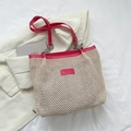 Schicke gewebte Stroh-Tragetasche in Beige mit pinken Riemen und Premium-Markenpatch - Rosarot