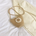 Sac à bandoulière tissé kaki avec marguerite blanche et bouton en perle - Kaki