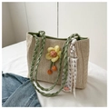 Dettaglio della borsa in paglia con manici verdi e decoro girasole giallo - Verde