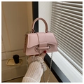 Detail van roze mini-trapezetas met lederen gesp en een fijne metalen kettingriem - Roze