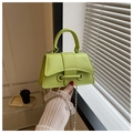 Dettaglio mini borsa in pelle PU verde lime neon con catena argento e chiusura in metallo - Verde