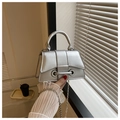 Dettaglio mini borsa argento a specchio con base curva e tracolla a catena metallica - Argento