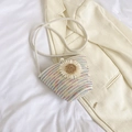 Sac seau tissé arc-en-ciel avec marguerite blanche et détail perle nacrée - Coloré