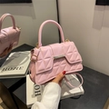 Rosa gesteppte Leder-Handtasche mit goldener Hardware und verstellbarem Riemen - Rosa
