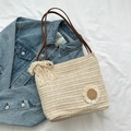 Bolso tote de paja tejida beige con parche de girasol y lazo de encaje decorativo - Girasol Café