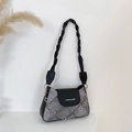 Borsa sottobraccio in denim grigio e pelle nera con catena a fiori d'oro e tracolla - Nero