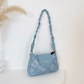 Borsa sottobraccio in denim azzurro con manico intrecciato e catena floreale decorativa - Blu
