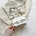 Sac bandoulière minimaliste en cuir blanc avec chaîne argentée et détail de sangle - Blanc