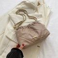 Modische beige Umhängetasche mit Falten, Goldkette und gestepptem weichem Leder - Khaki