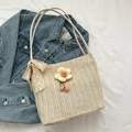 Bolso tote de paja tejida beige con flor 3D amarilla y detalle de cinta de encaje - Blanco con Flor
